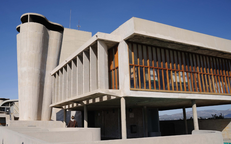 Sur la terrasse de la Cité Radieuse