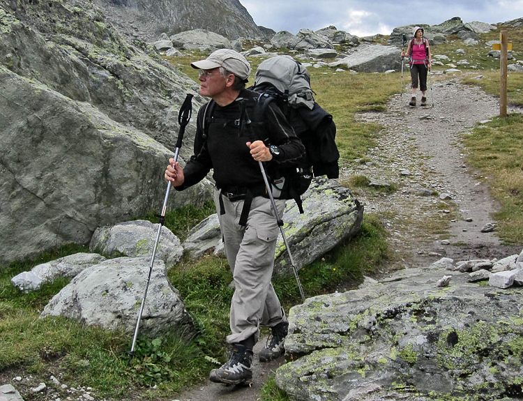 papydom marche allègrement vers le col de Chavière, en venant de l'Orgère