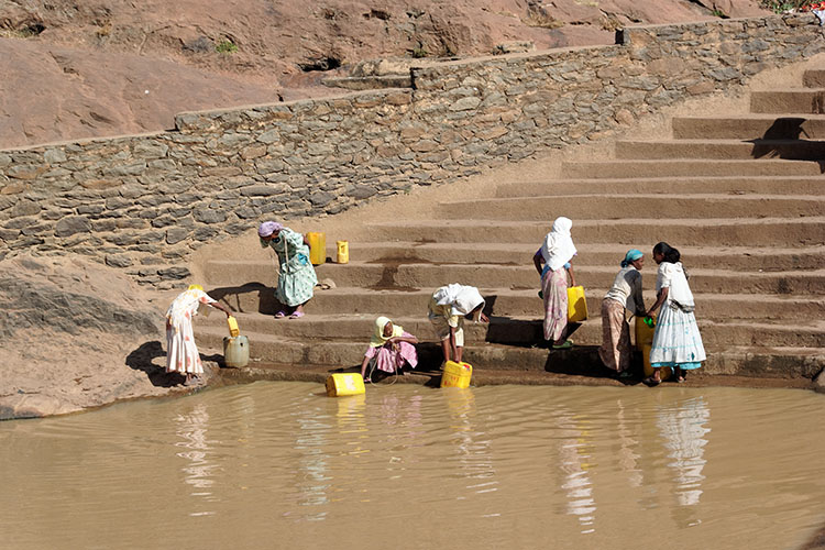 Et voilà un exemple d'utilisation : à Axoum, dans ce qui s'appelle le bassin de la reine de Saba, une eau "engageante" qui servira à tout !