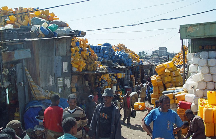 Le bidon plastique est un objet hyper présent en Ethiopie utilisé avant tout pour aller chercher et stocker l'eau. exemple : à Addis Abeba au marché Merkato des montagnes de bidons